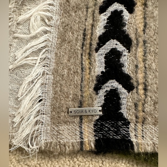 SOIA & KYO Scarf - Picture 2 of 2